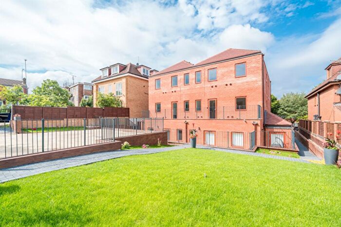 2 Bedroom Apartment To Rent In Colney Hatcxh Lane, Muswell Hill, N10