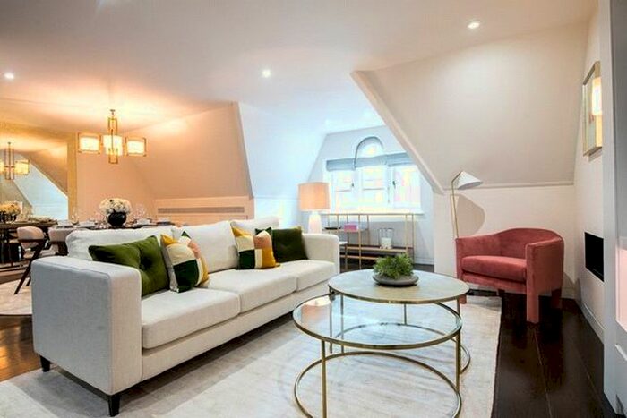2 Bedroom Flat To Rent In Duke Street, Mayfair, London, W1K