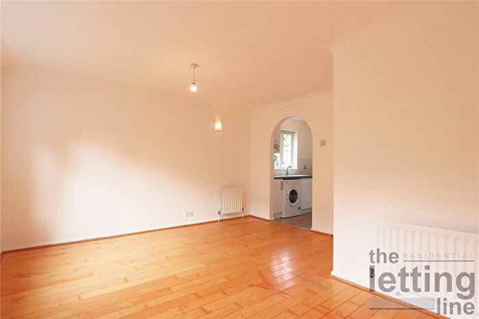 2 Bedroom Flat To Rent In Waverley Road, Enfield, Middlesex, EN2