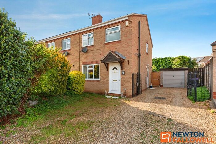 3 Bedroom Semi-Detached House For Sale In Manchester Way, Grantham, NG31