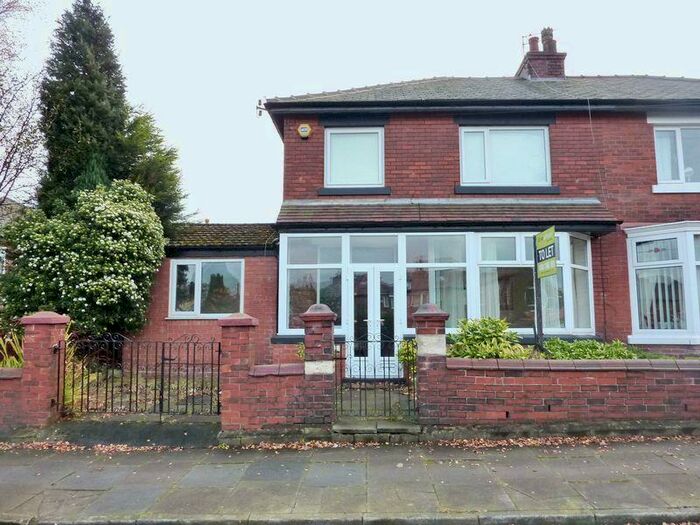 4 Bedroom Semi-Detached House To Rent In West Avenue, Whitefield, M45