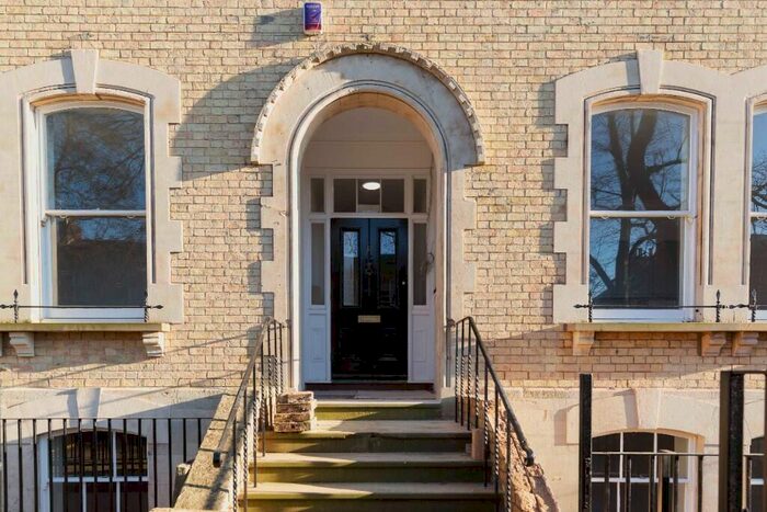 2 Bedroom Apartment To Rent In The Crescent, Bedford, Bedfordshire, To £ Pcm, MK40