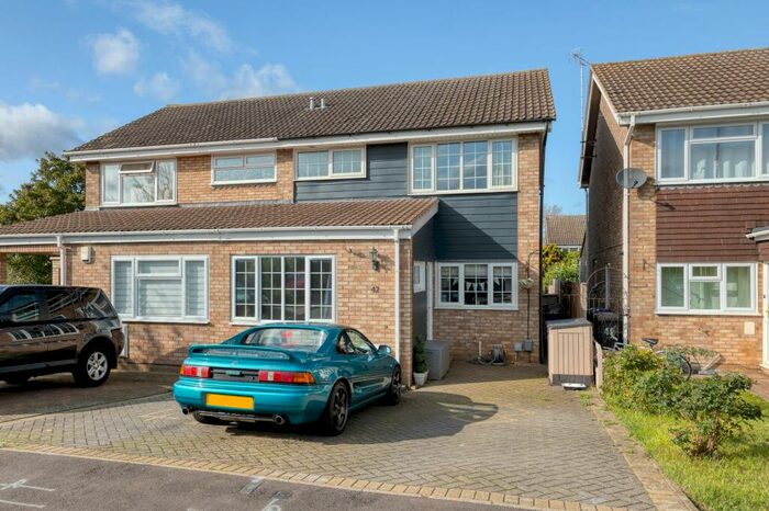 3 Bedroom Semi-Detached House For Sale In Kings Hedges, Hitchin, SG5