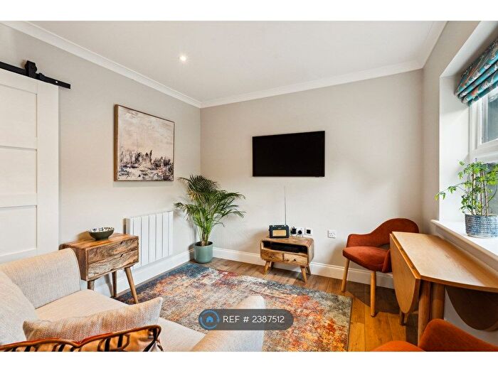 1 Bedroom Flat To Rent In Swiss Farm, Henley-On-Thames, RG9