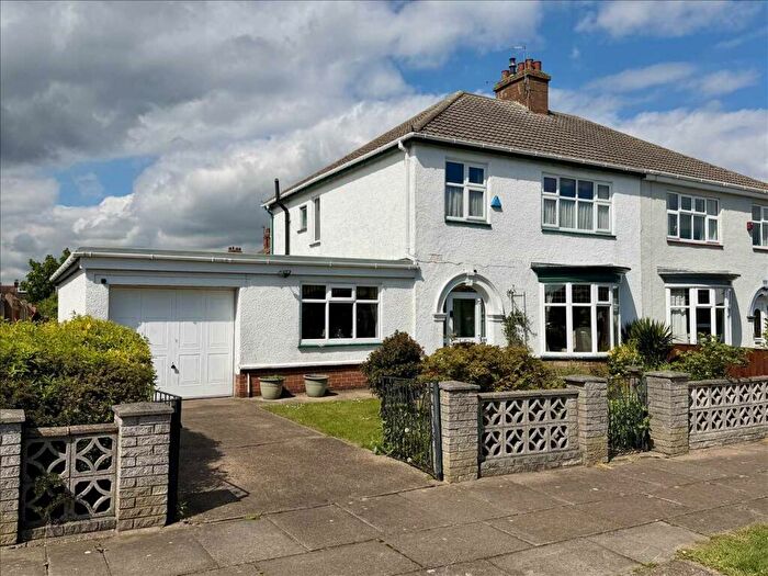 3 Bedroom Semi-Detached House For Sale In Legsby Avenue, Grimsby, DN32