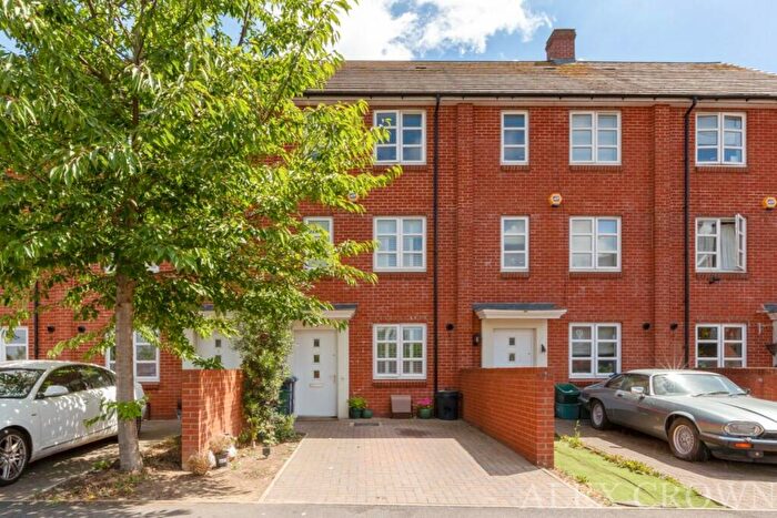 4 Bedroom Town House To Rent In Brickfield Road, Croydon, CR4