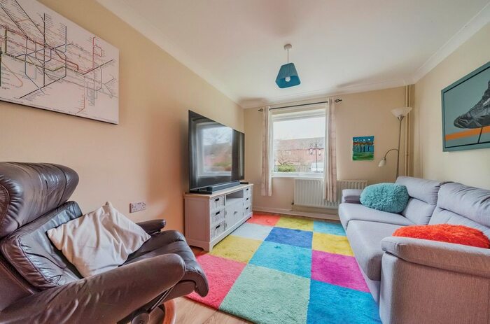 2 Bedroom Flat For Sale In Apple Tree Road, Midhurst, GU29
