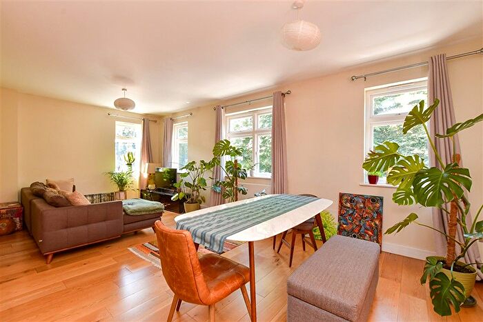 2 Bedroom Flat For Sale In Bell Street, Reigate, Surrey, RH2