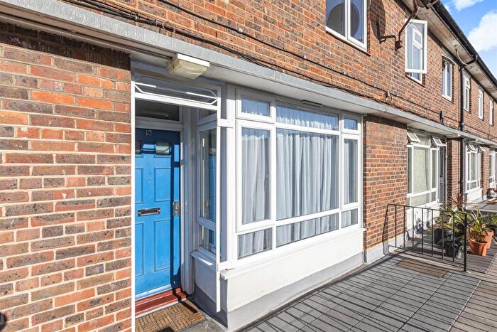 3 Bedroom Apartment To Rent In Stanford Place, SE17