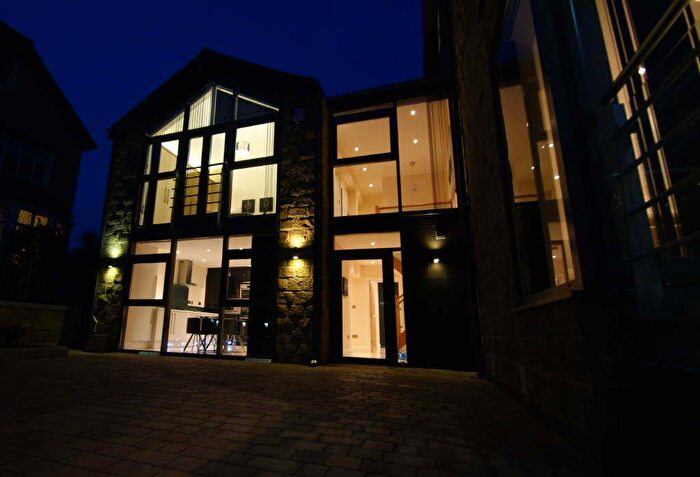 3 Bedroom Town House To Rent In Park Avenue, Roundhay, Leeds, LS8