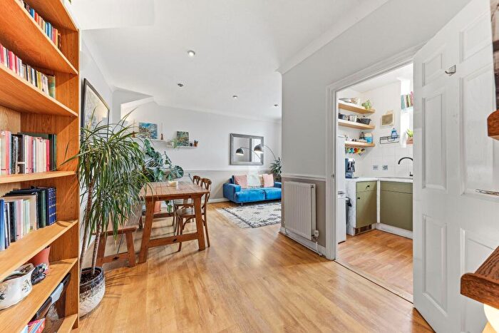 2 Bedroom Apartment For Sale In Stone Mill Court, Leeds, LS6