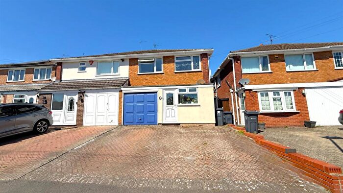 3 Bedroom Semi-Detached House For Sale In Spinney Close, Northfield, Birmingham, B31