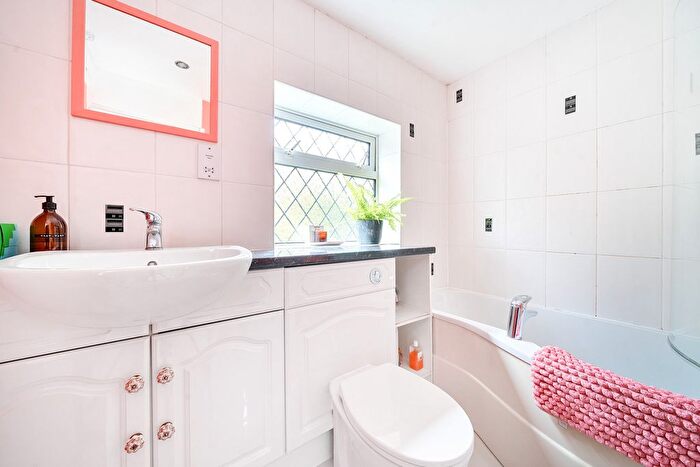 3 Bedroom Semi-Detached House For Sale In Weir Road, Hampshire, RG27