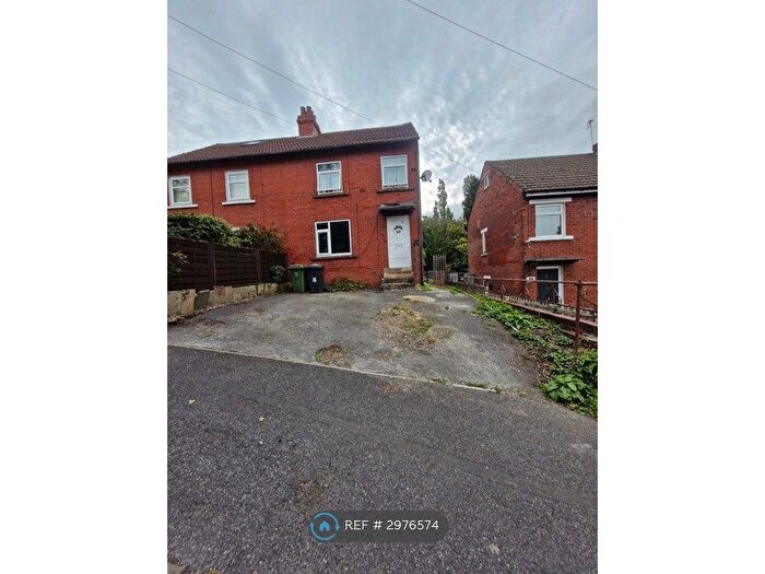 3 Bedroom Semi-Detached House To Rent In North Rise, Huddersfield, HD2