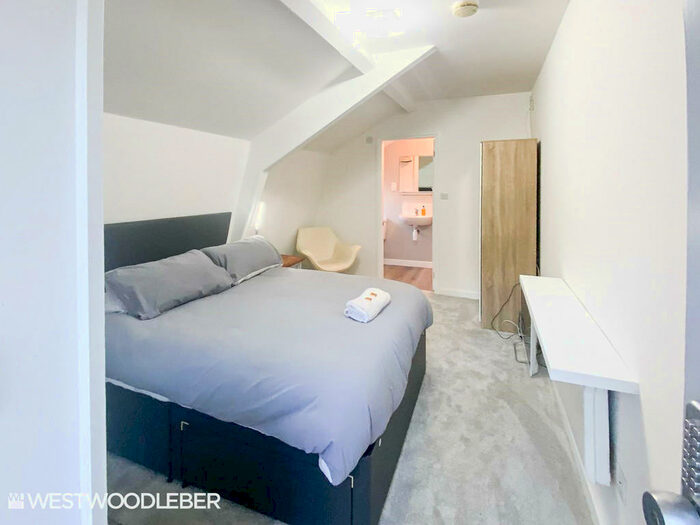 1 Bedroom Barn Conversion To Rent In Short Term Accomodation, Hoddesdon, EN11