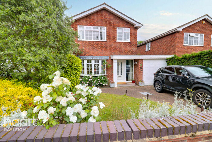 4 Bedroom Detached House For Sale In The Chase, Rayleigh, SS6