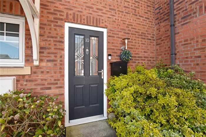 3 Bedroom Town House For Sale In Heron View, Glossop, Derbyshire, SK13
