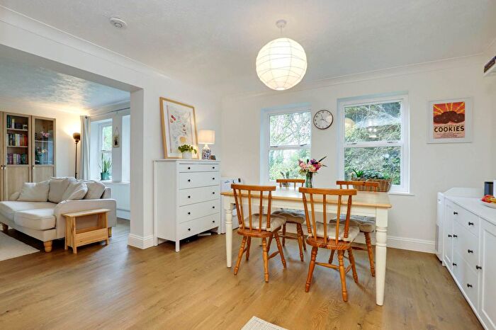 2 Bedroom Flat For Sale In Boundary Lane, The Warren, Reading, RG4