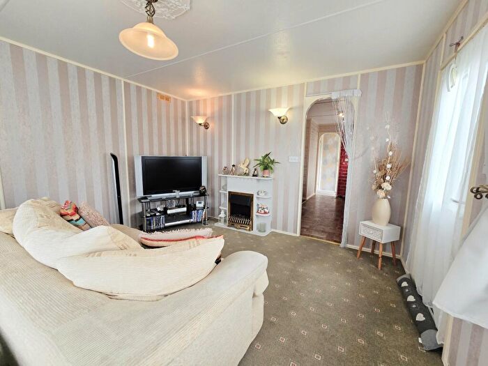 1 Bedroom Bungalow For Sale In Main Street, Lower Road, Hockley, SS5