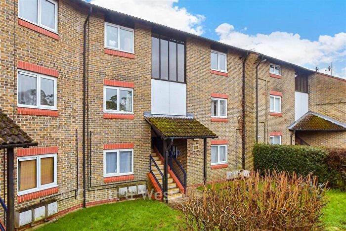 1 Bedroom Flat For Sale In Willow Close, Beare Green, Dorking, Surrey, RH5