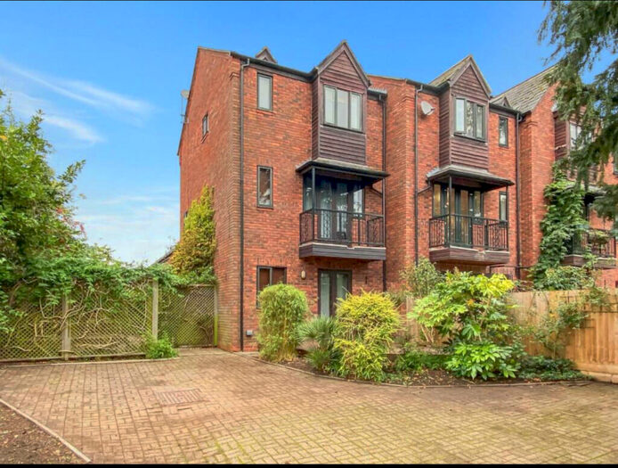 3 Bedroom End Of Terrace House To Rent In Cedar Mews, Warwick Place, CV32