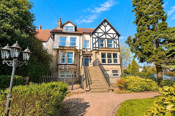 2 Bedroom Flat To Rent In Park Lane Roundhay, Leeds, LS8