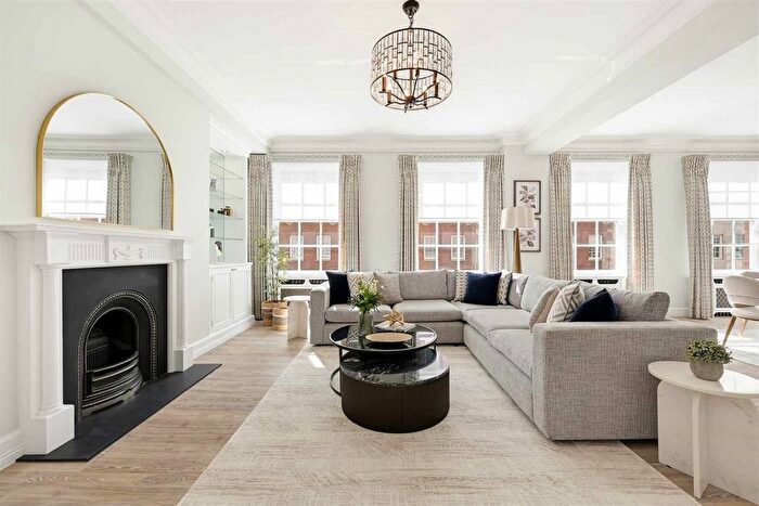 3 Bedroom Flat To Rent In Flat, - Grosvenor Square, London, W1K