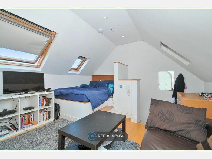 Studio To Rent In Uxbridge Road, London, W12
