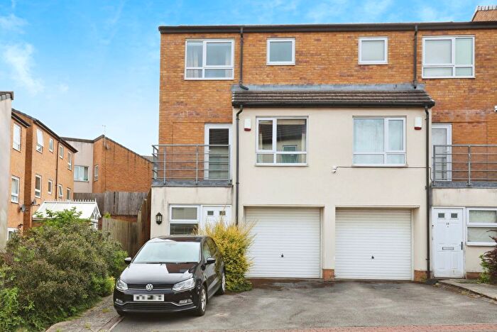 3 Bedroom Town House For Sale In Kenninghall View, Sheffield, South Yorkshire, S2