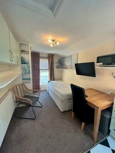 Apartment To Rent In Cambridge Grove Road, Kingston Upon Thames, KT1