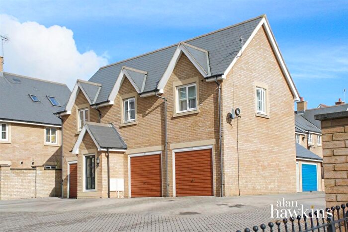 2 Bedroom Detached House For Sale In Doulton Close, Swindon, SN25