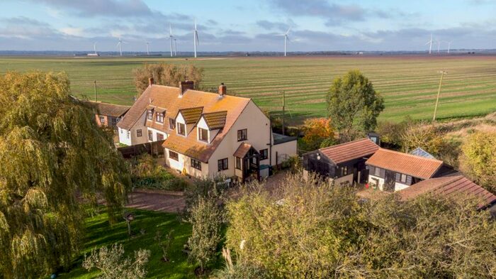 4 Bedroom Semi-Detached House For Sale In Burnham-On-Crouch, CM0