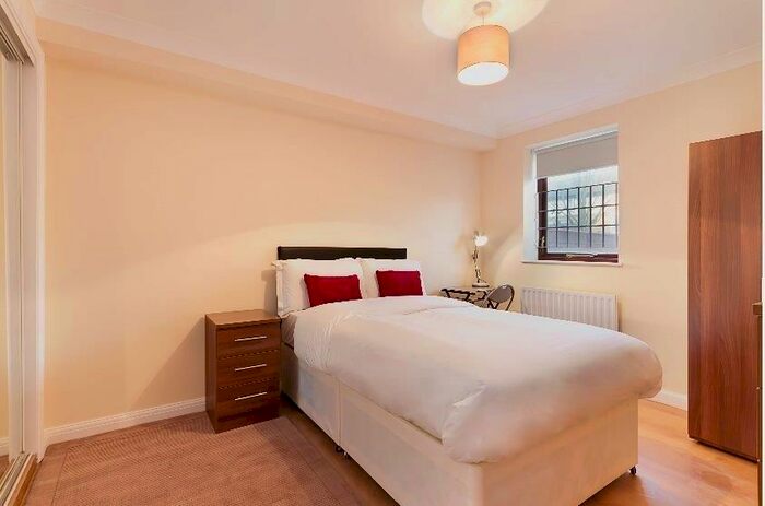 Detached House To Rent In Plover Way, London, SE16