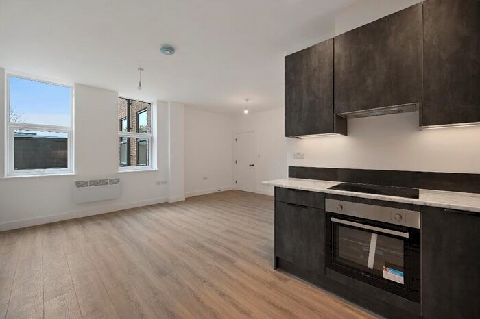 2 Bedroom Flat To Rent In The Grove, Slough, Berkshire, SL1