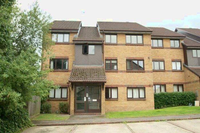 2 Bedroom Flat To Rent In Littlebrook Avenue, Burnham, SL2