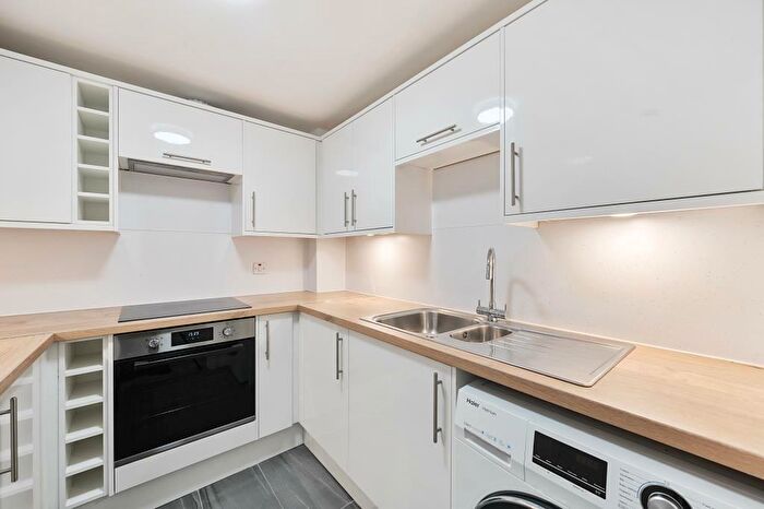 2 Bedroom Apartment To Rent In Station Road, Henley, RG9