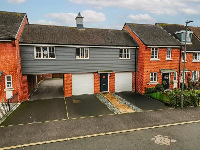 2 Bedroom Detached House For Sale In Woolbrock Close, Berryfields, Aylesbury, HP18