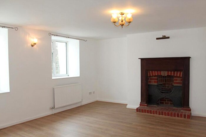 2 Bedroom Flat To Rent In Royal Terrace, Basement Flat, Southend-on-Sea, SS1