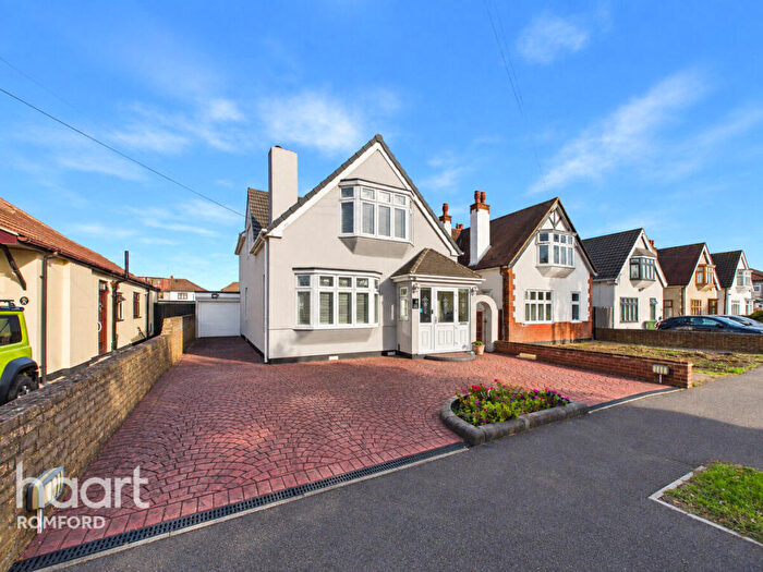 3 Bedroom Detached House For Sale In Clyde Way, Romford, RM1