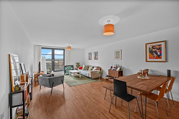 2 Bedroom Flat For Sale In Commercial Road, Canary Wharf, E14