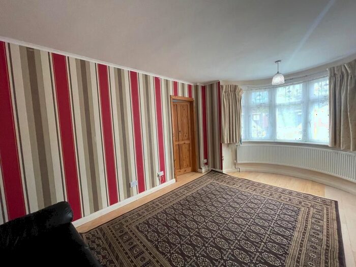 3 Bedroom Flat To Rent In Wimborne Drive, Pinner, Greater London, HA5
