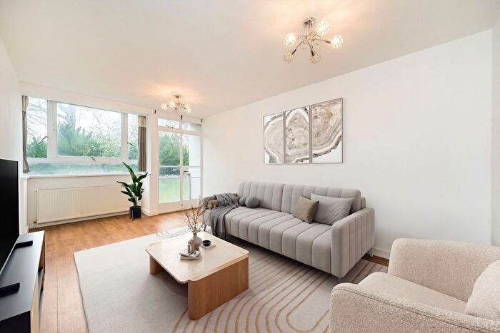 3 Bedroom Flat For Sale In Putney Hill, Putney, SW15