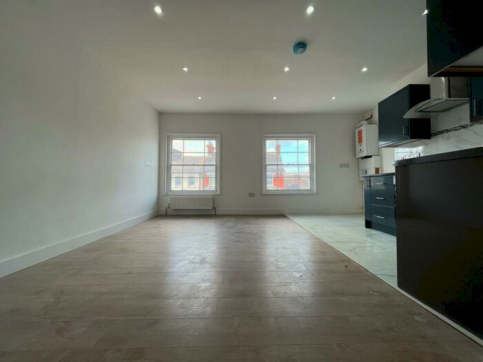 Flat To Rent In High Street North, Dunstable, LU6