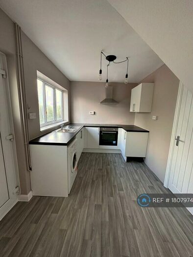 3 Bedroom Semi-Detached House To Rent In Central Avenue, Kettering, NN16