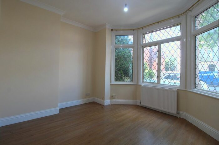 1 Bedroom Flat To Rent In Sidney Road, Staines, TW18