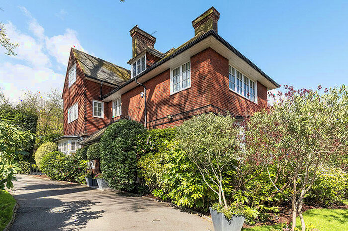 2 Bedroom Flat To Rent In Frognal Lane, Hampstead, London, NW3
