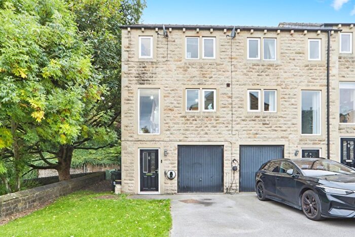 4 Bedroom Town House To Rent In Holden View, Oakworth, Keighley, BD22