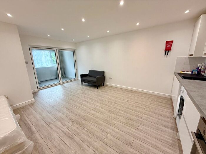 1 Bedroom Flat To Rent In - Claremont Road, E17