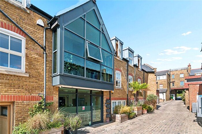 2 Bedroom Flat To Rent In Crown Road, St Margarets, TW1