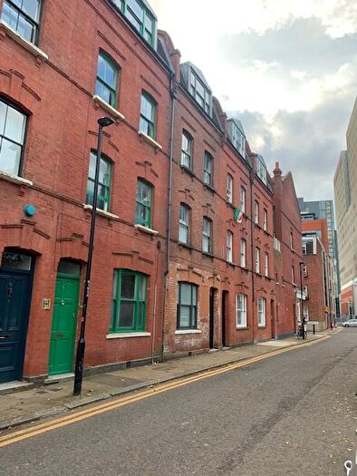 4 Bedroom Town House To Rent In Newark Street, Whitechapel, E1